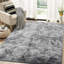 Tapis gris clair à poils longs-392077879