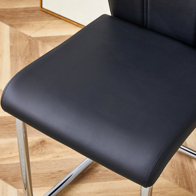 Ensemble de salle à manger à pieds en acier inoxydable avec plateau en verre trempé blanc de 63 pouces et 4 fauteuils en forme de U (noir / blanc) de style minimaliste moderne