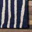 Tapis bleu marine / blanc en laine touffeté à la main Lauderhill-532956442