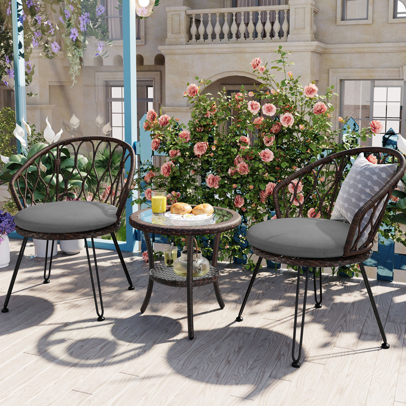 Loisirs Ustyle pour la cour et le patio: 2 chaises et une table en verre trempé. Agencement léger, confortable et adaptable, facile à déplacer