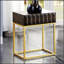 Table d'appoint de style contemporain avec structure en métal, tiroirs dissimulés et pieds en acier doré pour un rangement et une présentation élégants