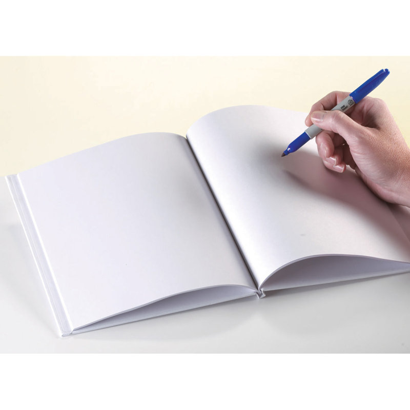 Grand livre blanc à couverture rigide
