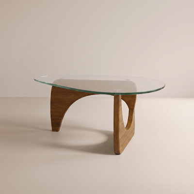 Table basse triangulaire moderne en verre avec piétement en bois massif