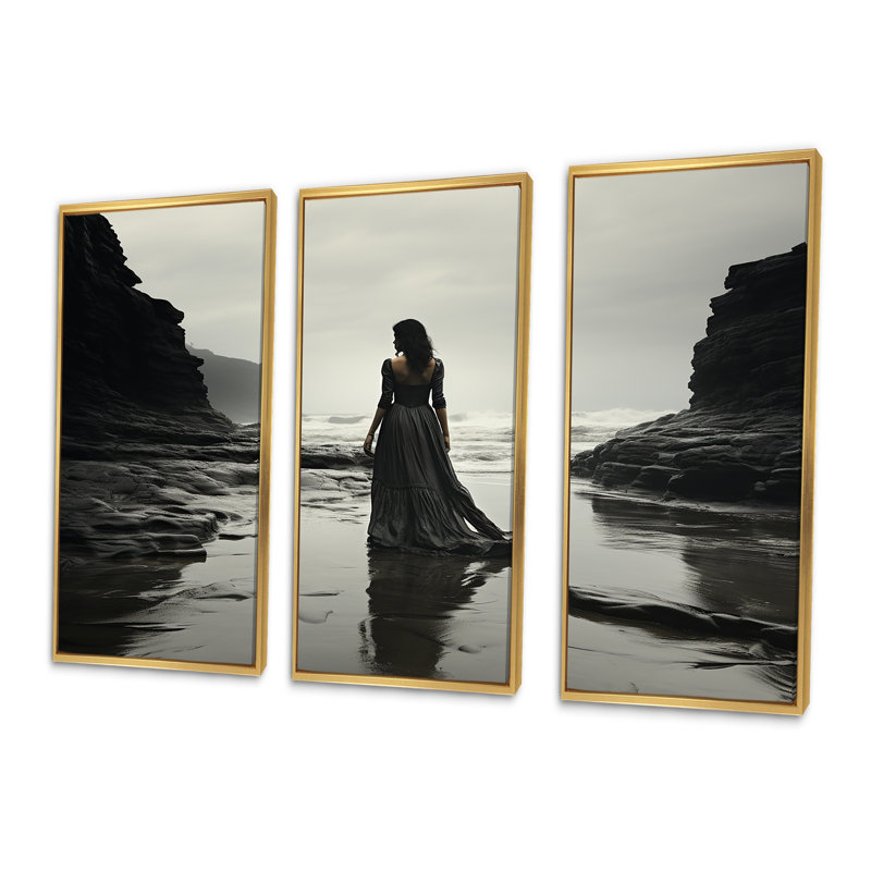 Femme solitude sur une plage rocheuse VI - art mural plage, Cadre flottant doré, H 32 po x l 48 po x P 1 po