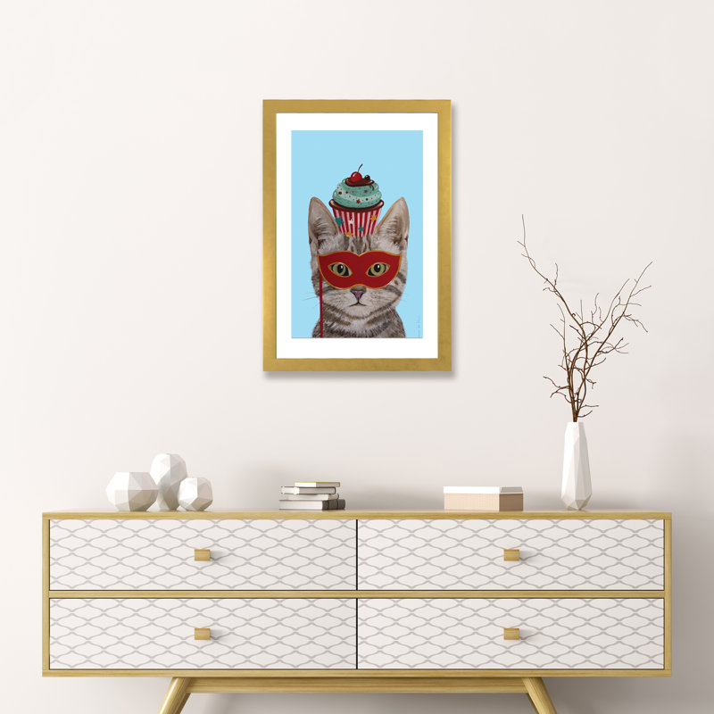 Chat avec petit gâteau par Coco De Paris - impression d'art graphique, H 24 po x l 16 po x P 1 po, Papier encadré doré, Blanc