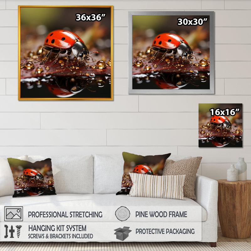Reproduction sur toile d'une coccinelle animée, H 16 po x l 16 po x P 1 po, Cadre simple noir