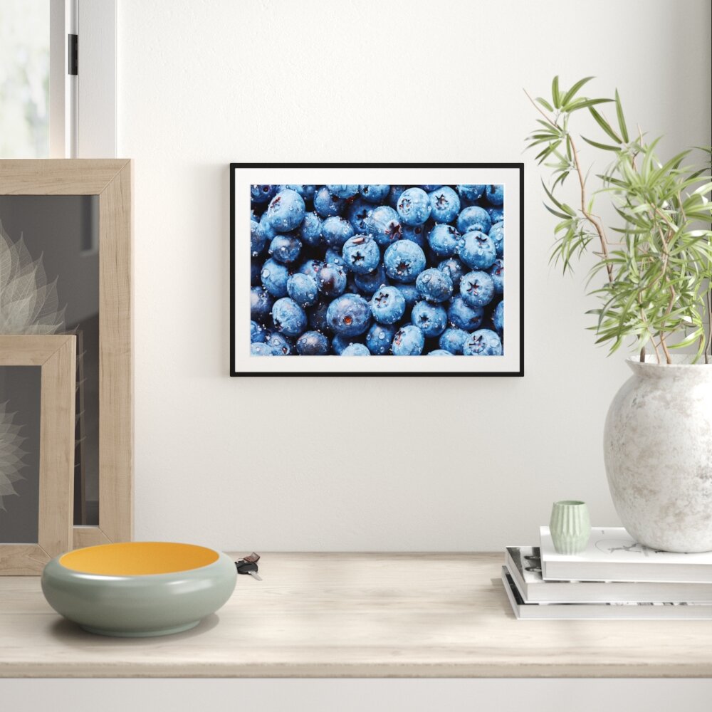 Gerahmtes Poster Blaubeeren mit Wassertropfen