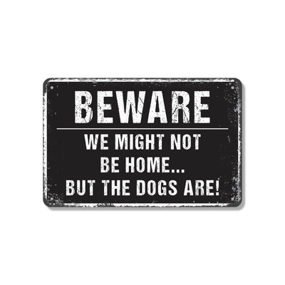 Enseigne en aluminium «We Might Not Be Home But The Dogs Are 10» x 14 po