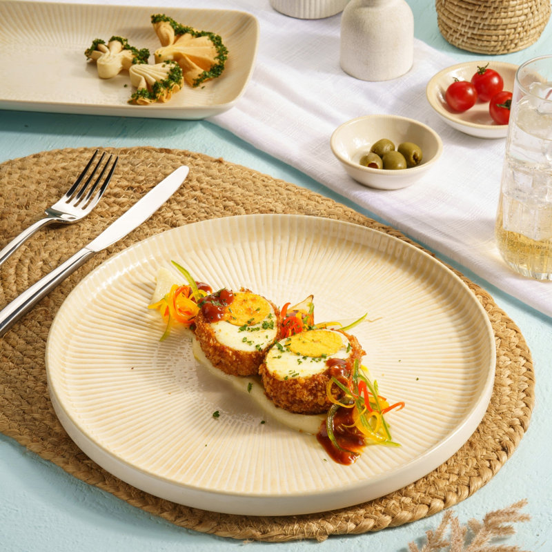 Assiette empilable en porcelaine à bord court, sable, 10,6 po