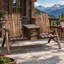 Banc Adirondack double classique à lattes avec table partagée, idéal pour des réunions confortables sur la véranda et dans le jardin.-590269488