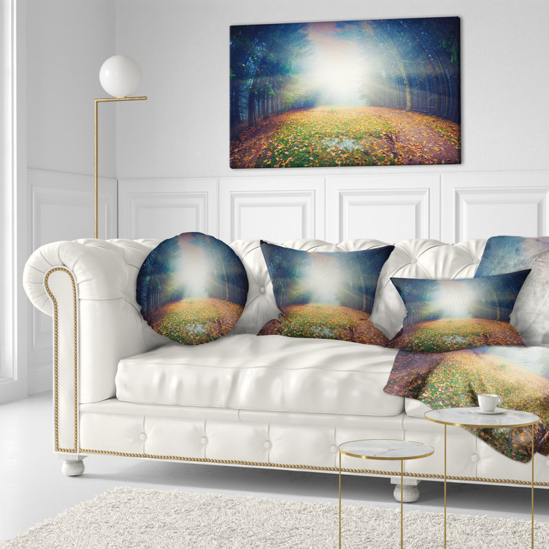 Coussin décoratif "Rising Sun Over Arched Forest"