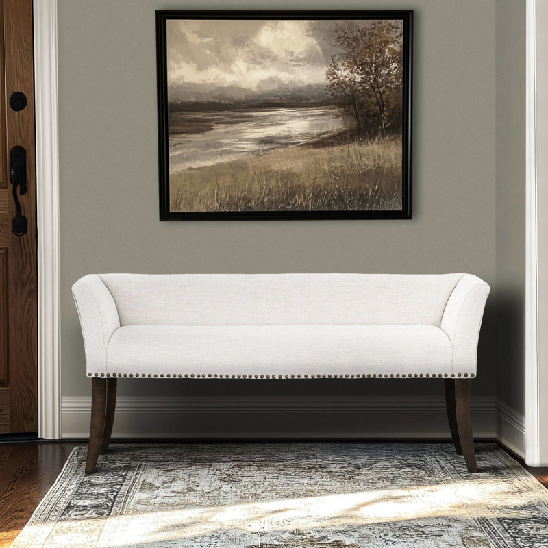 Banc compact rembourré crème avec accoudoirs évasés et dossier bas, rembourrage en fibres pour le confort, siège en mousse haute densité dans le couloir, dossier rembourré, support optimal, espaces multiples appropriés