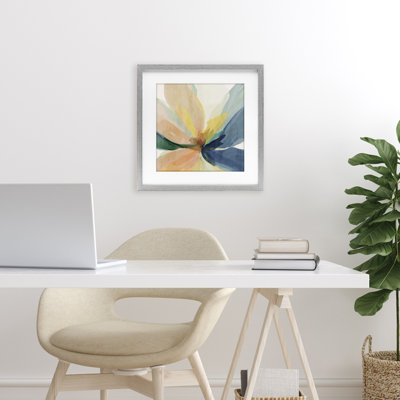 Reproduction sous verre abstraite de pétales neutres évasés, design par Irena Orlov