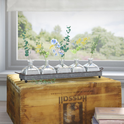 Plateau décoratif rectangulaire en métal avec poignées et cinq vases en verre Urmas