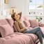 Chenille rose pour le salon: 2 places avec coussins d'apparence nuageuse, repose-pieds et coussins assortis