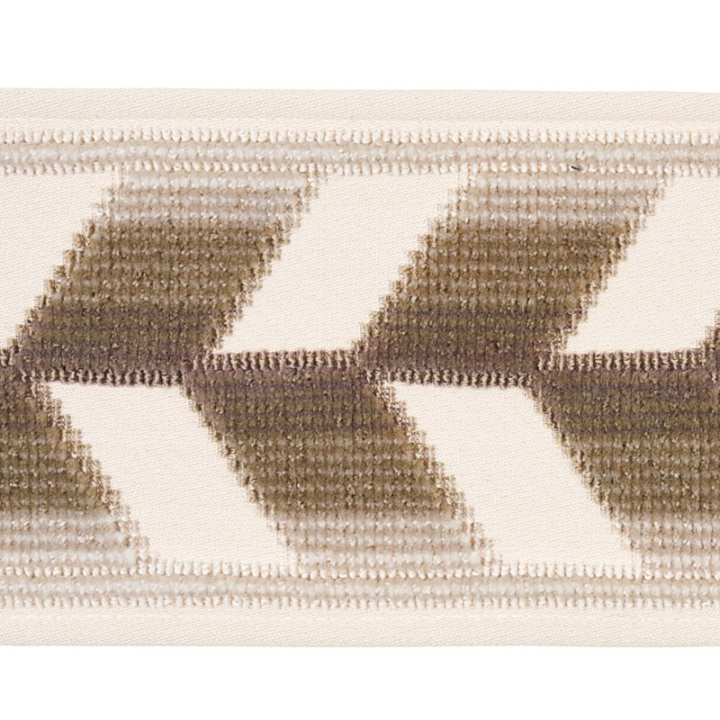 Ruban de velours à chevrons, Pierre