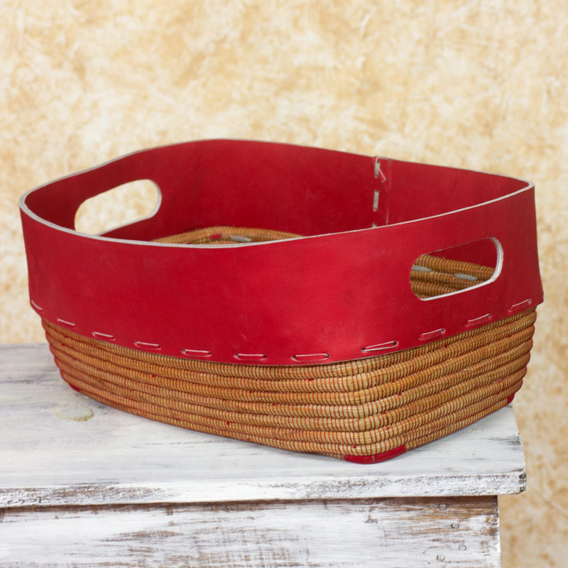 Panier en cuir Bjarnhildur avec piment et aiguilles de pin