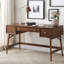 Bureau de style moderne à hauteur de comptoir avec tiroirs de rangement à finition brune et quincaillerie à poignée en nickel