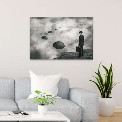 Homme et parapluies flottants