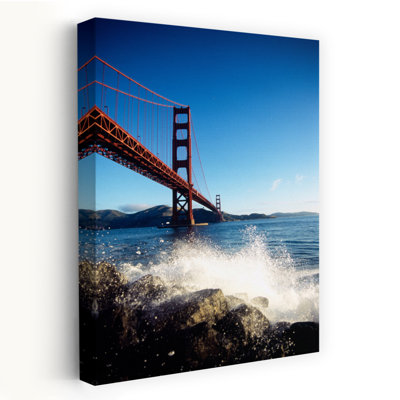 Vue en contre-plongée d'un pont sur la mer, Golden Gate Bridge, San Francisco, Californie, États-Unis, architecture contemporaine abstraite, art de plage