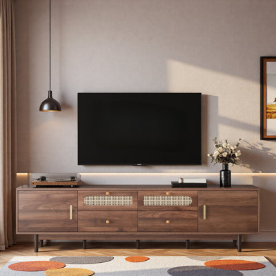 Meuble télé moderne avec tiroirs, espace de rangement et décoration en rotin entrelacé