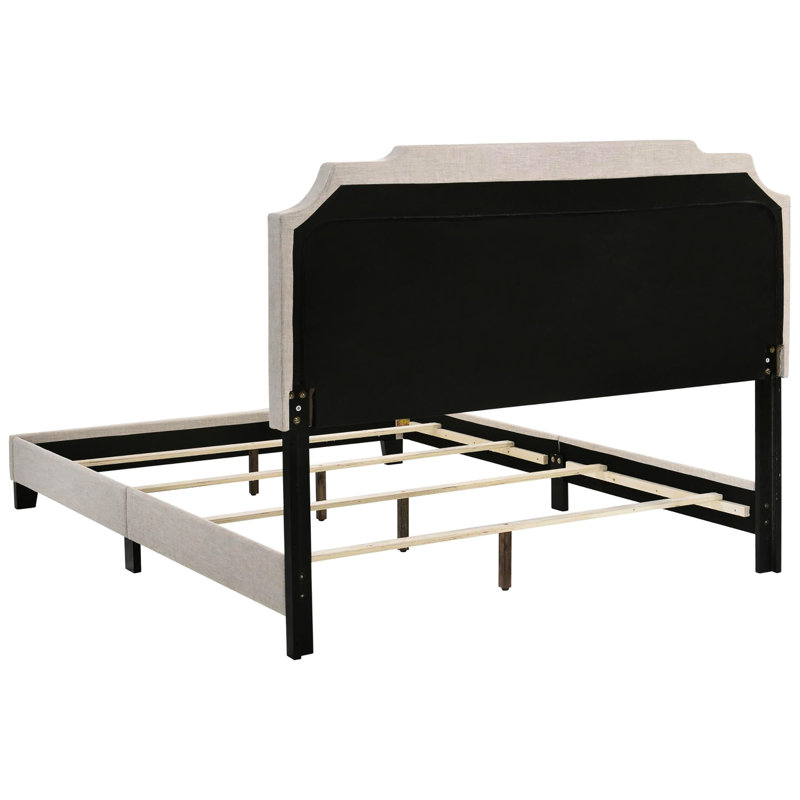 Grand lit à panneau beige avec support de matelas confortable et garniture cloutée