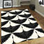Tapis floral doux non tissé à motif floral avec fleurs vibrantes et feuilles sur fond crème subtil pour un décor intérieur élégant-114334695