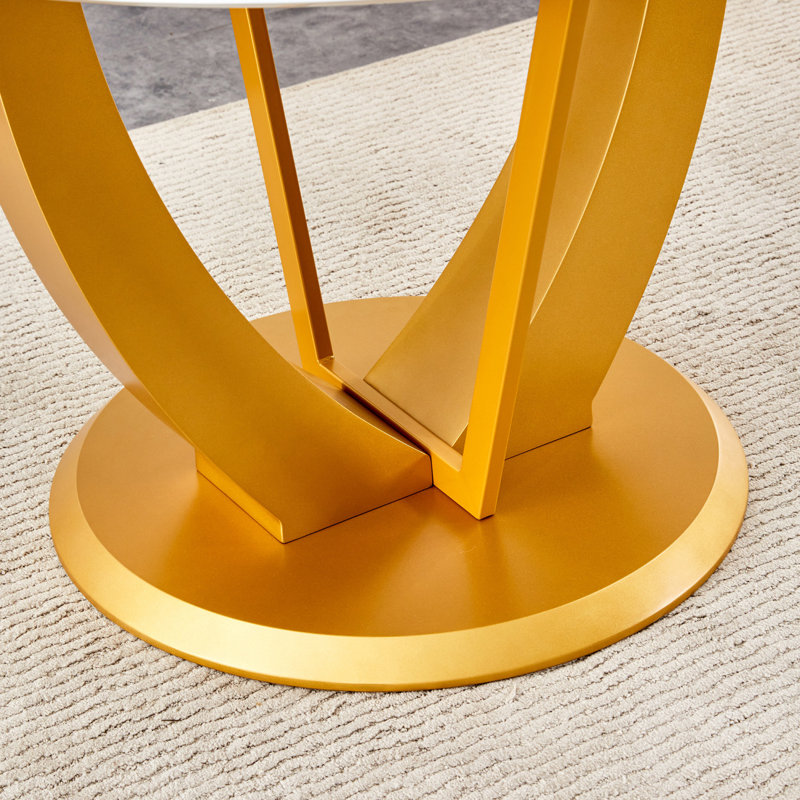 Ensemble de table et de table ronde pour table à manger Snow Mountain Slab - 47 po x 47 po avec 4 chaises en polyuréthane avec des lignes simples sur le dossier. Pieds en métal doré