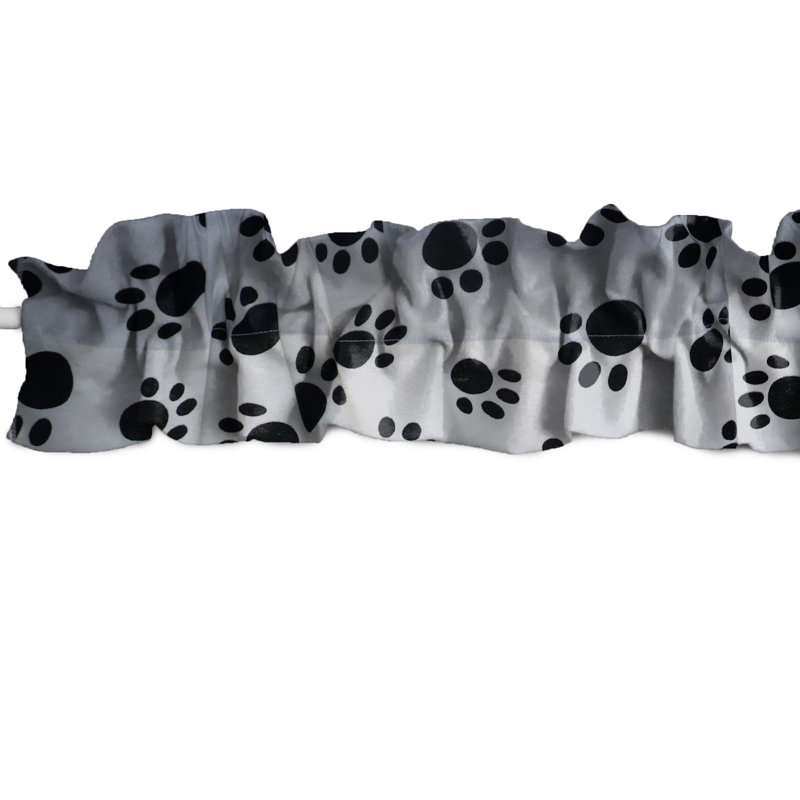 Cantonnière à motif de pattes et fenêtre