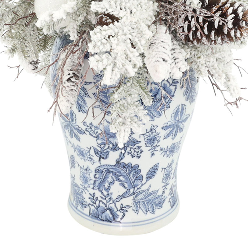 Arbre des Fêtes avec ornements et pommes de pin dans un vase décoratif