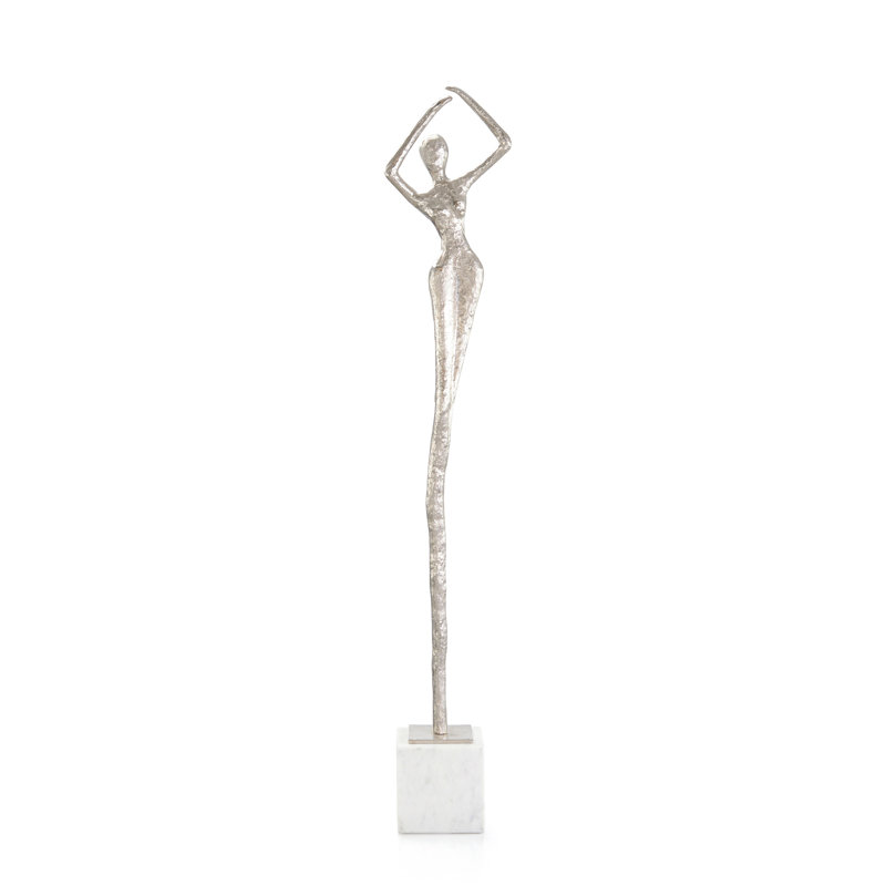 Posant une sculpture en nickel féminin III