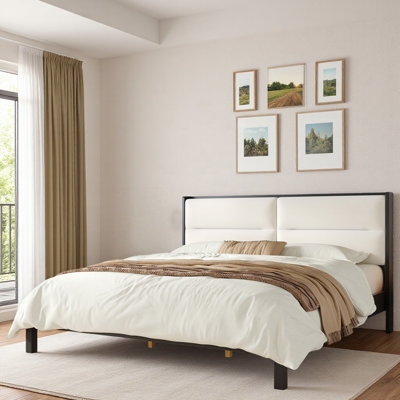 Lit plateforme en bois avec tête de lit tapissier en velours