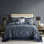 Couvre-lit bleu marine. Look moderne. Bleu marine foncé, bleu poussiéreux. L 102 po x L 118 po 2 taies décoratives. Coussins décoratifs. Laver à la machine pour grand lit. Conception classique. Argent. Facile d'entretien