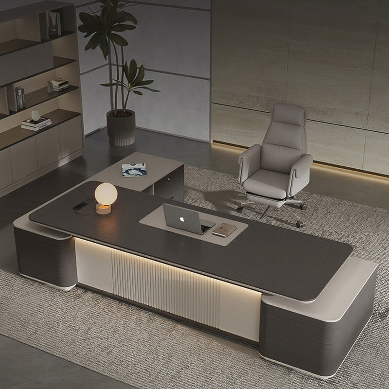 Bureau de direction moderne en forme de L gris foncé et beige clair avec armoires de rangement et multiprise intégrée, bureau de PDG de qualité supérieure