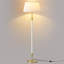 Lampe sur pied de style Mid-Century moderne avec accents en laiton et abat-jour en lin blanc-122888598