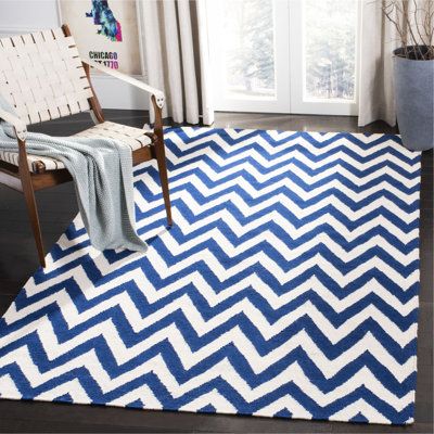 Emek Hand Woven Flat Weave Wool/Cotton Chevron Rug in Ivory/Blue