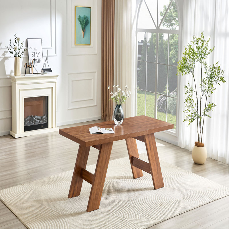 Table de salle à manger rectangulaire en bois aggloméré de 71 po x 31,5 po avec pieds en bois de noyer épissé. Pieds de table doubles inclinés vers l'extérieur.