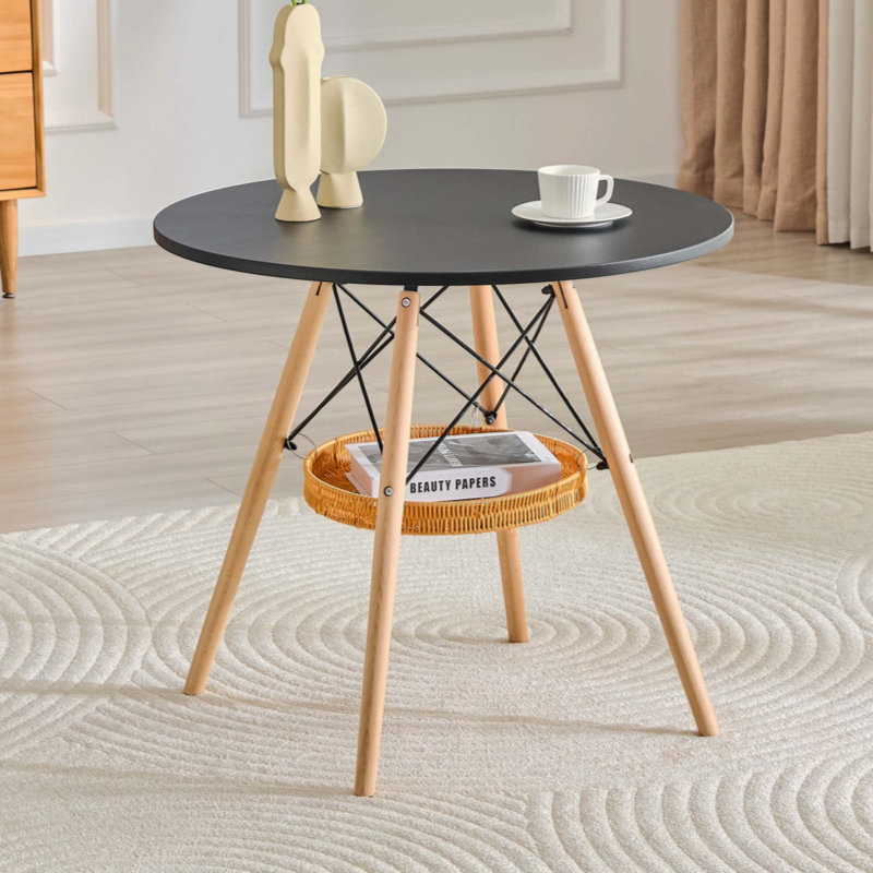 Table de salle à manger ronde, plateau en MDF thermoformé, pieds en bois massif, avec panier de rangement suspendu en osier. Une table basse décontractée, idéale pour 2 à 4 personnes.