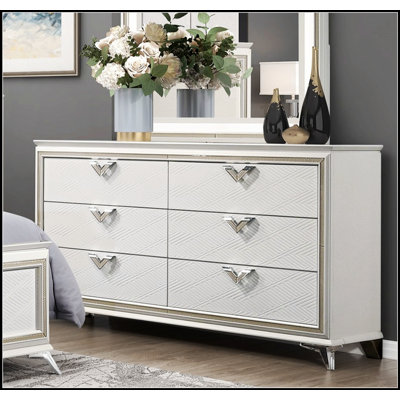 Commode à 6 tiroirs au fini blanc antique avec construction durable et design élégant pour les chambres à coucher de luxe modernes
