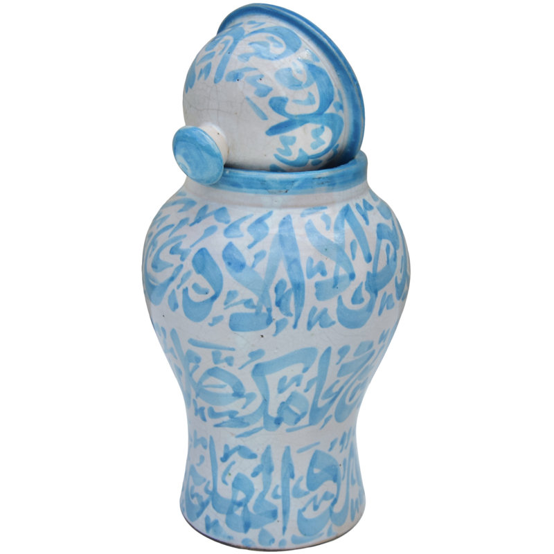 Vase en céramique marocain fait à la main au début du 20e siècle avec caligraphie bleue