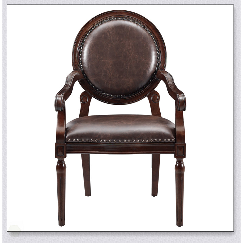 Fauteuil formel traditionnel avec similicuir brun foncé, garniture cloutée et structure en bois massif pour une élégance classique
