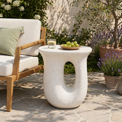 Table d'appoint d'extérieur MGO, finition terrazzo d'aspect travertin en blanc pour patio / terrasse / jardin