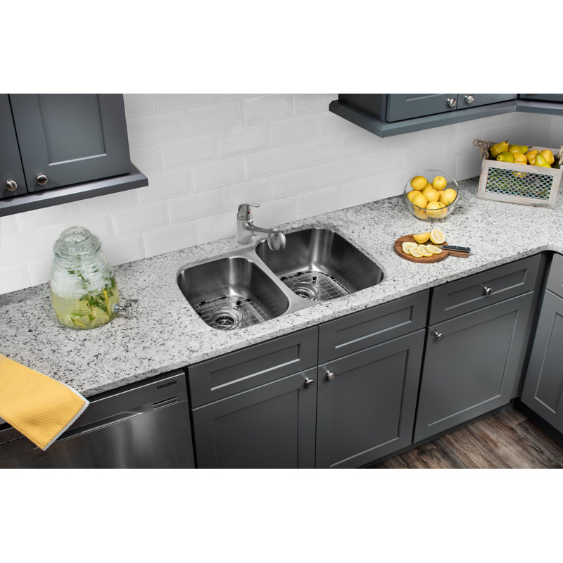Évier de cuisine à double cuve avec robinet encastrable l 32 po x l 21 po, Robinet d'allure simple
