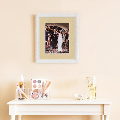 Cadre photo Arttoframes 24 po x 30 po blanc cassé délavé sur frêne avec passe-partout simple de 2 po disponible en plus de 60 couleurs, pour des photos de 24 po x 30 po avec le tapis ou des photos de 28 po x 34 po sans le tapis