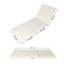 Élégante chaise longue de patio en bois d'acacia, coussin crème, utilisation extérieure moderne