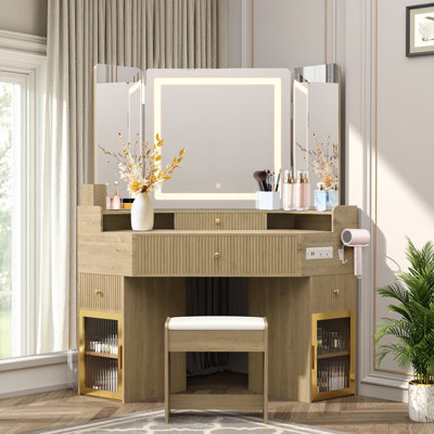 Meuble-lavabo à 3 panneaux avec miroir intelligent éclairé, station de charge et support pour sèche-cheveux, plateau en verre d'angle, tiroirs cannelés + armoires en verre, organisateur à 9 grilles, tabouret inclus