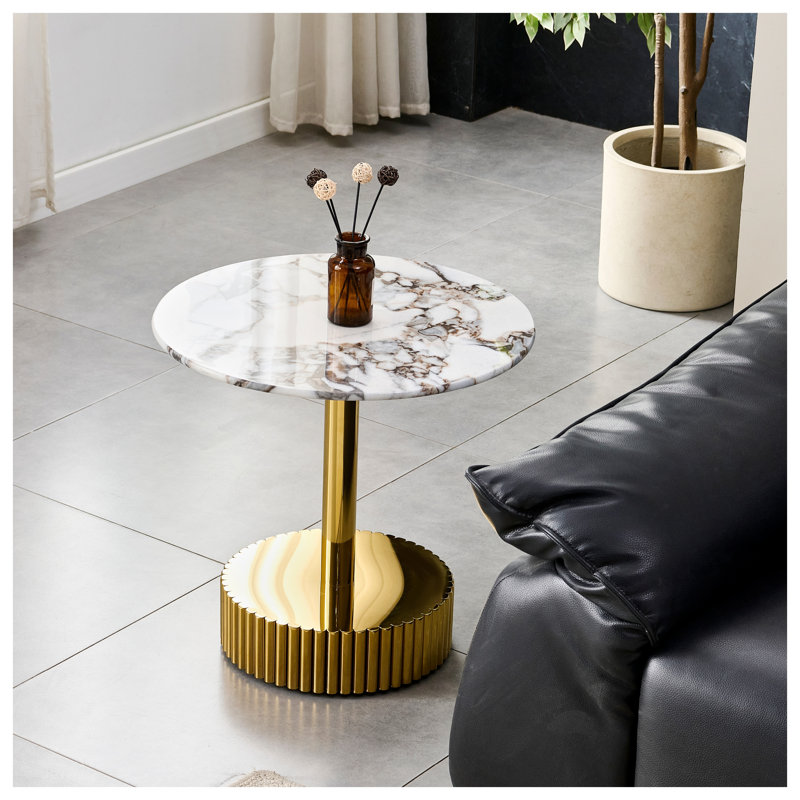 Table de bout ronde moderne avec plateau en verre trempé et base en métal doré, table de chevet aspect marbre blanc