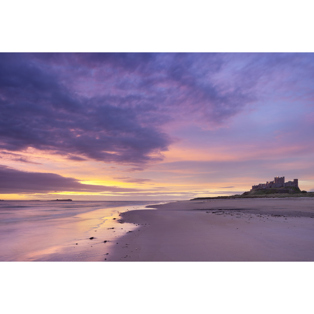 Sonnenaufgang am Strand von Bamburgh Castle