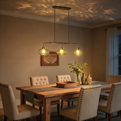 Suspension linéaire à 3 lumières pour îlot de cuisine, style transitionnel, avec abat-jour en verre martelé vert.