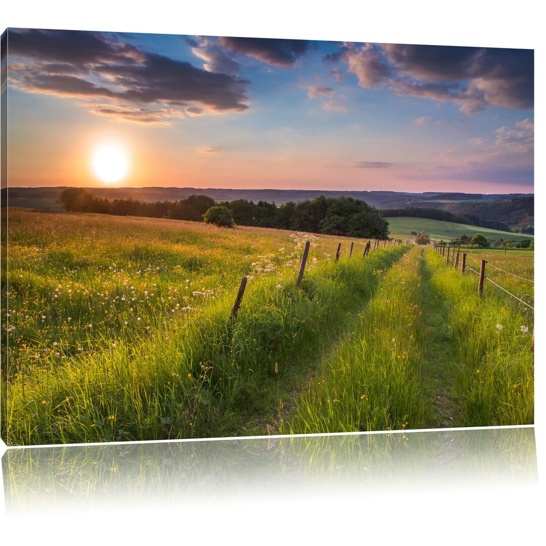 Leinwandbild Bergwiese im Sonnenaufgang